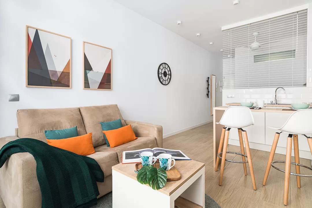 Estudio decorado al estilo de una vivienda vacacional, capturado en una fotografía inmobiliaria Gran Canaria, mostrando un ambiente acogedor y bien iluminado con una decoración moderna y elegante, resaltando la calidez y el atractivo del espacio para potenciales huéspedes.